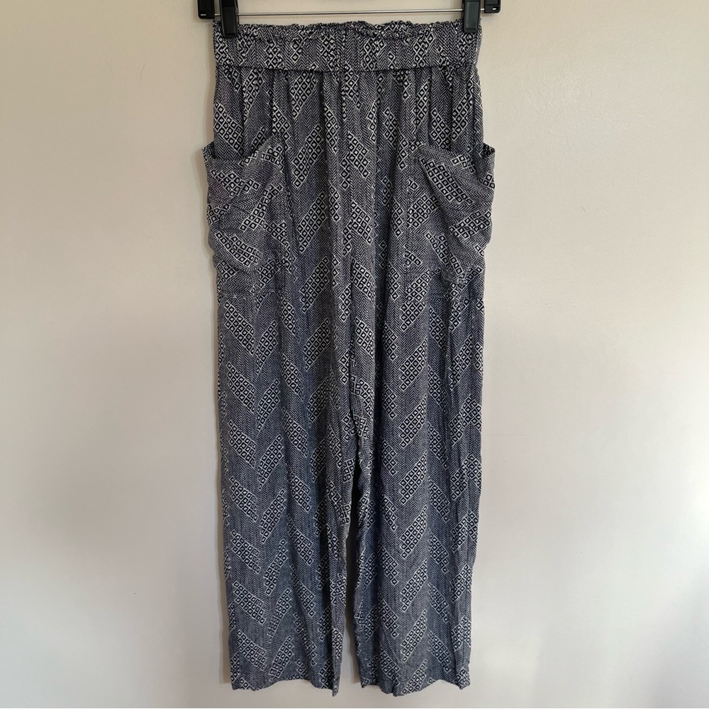 Women's Urban Outfitters Cottage Print Pull On Pants Size Medium Black & White